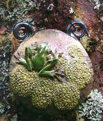 Round frog wallpot