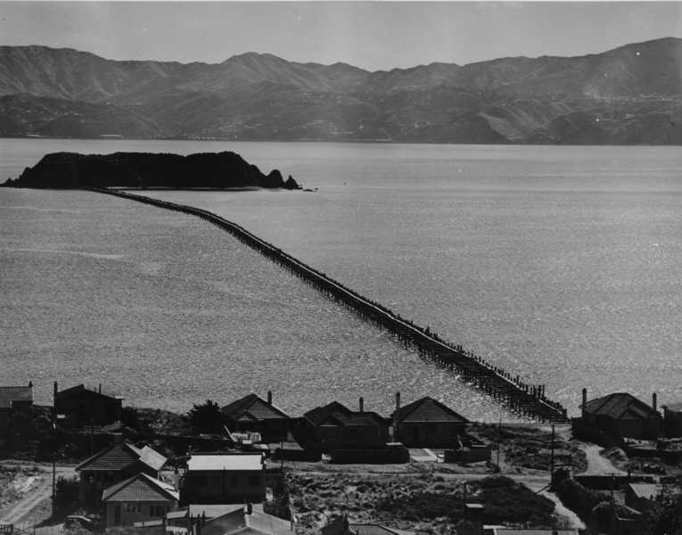 The Wellington harbour boom constructed by Rope Brothers ©Museum of Wellington City and Sea Collection
